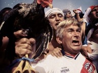 Foto: "El gallo en la popular" Barra: La Banda del Basurero • Club: Deportivo Municipal • País: Peru