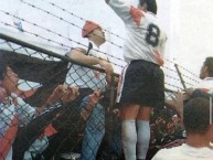 Foto: "Para jugar en Muni hay que tener el pecho bien caliente!" Barra: La Banda del Basurero • Club: Deportivo Municipal • País: Peru