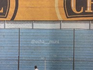 Foto: "El aguante de la banda! Pese a jugar a puertas cerradas la hinchada de Muni subió a un cerro aledaño al estadio San Martín para alentar al equipo ¡Mun" Barra: La Banda del Basurero • Club: Deportivo Municipal • País: Peru