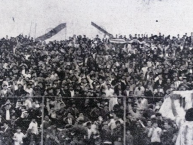 Foto: Barra: La Banda del Basurero &bull; Club: Deportivo Municipal