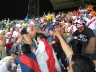 Foto: "COPA SUDAMERICANA 2015 EN COLOMBIA" Barra: La Banda del Basurero • Club: Deportivo Municipal • País: Peru