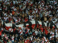 Foto: "La Banda en el Nacional de Lima" Barra: La Banda del Basurero • Club: Deportivo Municipal • País: Peru