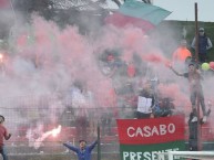 Foto: "Prendiendo bengalas en un clasico de la Villa" Barra: La Banda del Camion • Club: Rampla Juniors