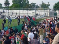 Foto: "Hinchada de Rampla festejando que se salvo del descenso en Jardines del Hipodromo" Barra: La Banda del Camion • Club: Rampla Juniors • País: Uruguay