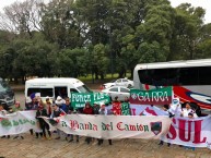 Foto: "Amistad de Rampla Juniors & Fluminense en las afueras del estadio centenario" Barra: La Banda del Camion • Club: Rampla Juniors