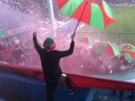 Foto: "Hinchada de Rampla con humos en el Parque Central" Barra: La Banda del Camion • Club: Rampla Juniors • País: Uruguay