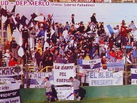 Foto: "en dock sud, año 2004" Barra: La Banda del Parque &bull; Club: Deportivo Merlo