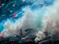 Foto: "Recibimiento con humos" Barra: La Banda del Parque • Club: Nacional