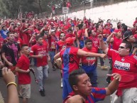 Foto: "La Hinchada Alentando" Barra: La Banda del Rojo • Club: Municipal