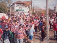 Foto: "Caminando a la cancha de Temperley" Barra: La Banda Descontrolada • Club: Los Andes