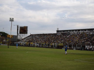 Foto: "En Platense (Platea)" Barra: La Banda Monstruo &bull; Club: Almirante Brown