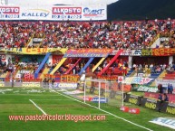 Foto: Barra: La Banda Tricolor • Club: Deportivo Pasto • País: Colombia