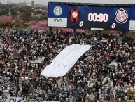 Foto: "DEDO DEL MEDIO POR LA ELIMINACION 54 DE CERRO PORTEÑO" Barra: La Barra 79 • Club: Olimpia • País: Paraguay