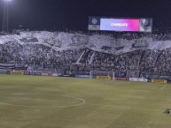 Foto: "BAJANDO BANDERA GIGANTE" Barra: La Barra 79 • Club: Olimpia