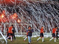 Foto: "ESTADIO DOBLE VISERA" Barra: La Barra del Rojo • Club: Independiente • País: Argentina