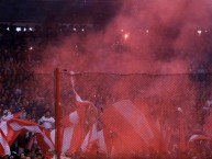 Foto: "ESTADIO DOBLE VISERA" Barra: La Barra del Rojo • Club: Independiente • País: Argentina