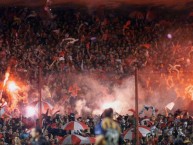 Foto: "ESTADIO DOBLE VISERA" Barra: La Barra del Rojo • Club: Independiente