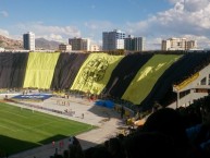 Foto: "Bandera gigante" Barra: La Gloriosa Ultra Sur 34 • Club: The Strongest • País: Bolívia