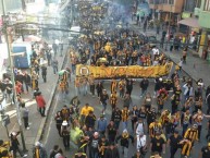 Foto: "Gran caravana Aurinegra rumbo a la cancha" Barra: La Gloriosa Ultra Sur 34 • Club: The Strongest