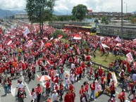 Foto: "Caravana de la hinchada cardenal" Barra: La Guardia Albi Roja Sur • Club: Independiente Santa Fe