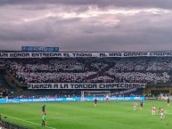 Foto: "Es un honor entregar el trono. Al más grande Campeón. Fuerza a la torcida Chapecoense" Barra: La Guardia Albi Roja Sur • Club: Independiente Santa Fe • País: Colombia