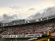 Foto: "Es un honor entregar el trono. Al más grande Campeón. Fuerza a la torcida Chapecoense" Barra: La Guardia Albi Roja Sur • Club: Independiente Santa Fe • País: Colombia