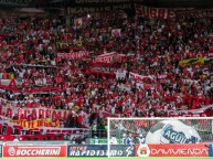 Foto: "Visitante en Manizales" Barra: La Guardia Albi Roja Sur • Club: Independiente Santa Fe