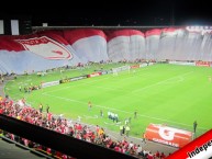 Foto: "Bandera tapa tribuna" Barra: La Guardia Albi Roja Sur • Club: Independiente Santa Fe • País: Colombia