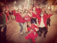 Foto: "La Engativa AlbiRoja De Fiesta Z-10" Barra: La Guardia Albi Roja Sur • Club: Independiente Santa Fe