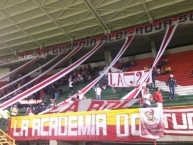 Foto: "Acompañado al León" Barra: La Guardia Albi Roja Sur • Club: Independiente Santa Fe • País: Colombia