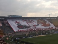 Foto: "Tapatribuna La banda del Enano" Barra: La Guardia Albi Roja Sur • Club: Independiente Santa Fe • País: Colombia