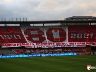 Foto: "LOS 80 DEL LEÓN. FELIZ CUMPLEAÑOS SANTA FE." Barra: La Guardia Albi Roja Sur • Club: Independiente Santa Fe • País: Colombia