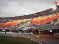 Foto: "LGARS // Telón: Kennedy La Familia del León" Barra: La Guardia Albi Roja Sur • Club: Independiente Santa Fe