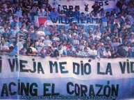 Foto: "Mi vieja me dió la vida, Racing el corazón" Barra: La Guardia Imperial • Club: Racing Club • País: Argentina