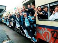 Foto: "En el Apertura, miles de hinchas viajaron a La Plata cuando Racing jugó con Estudiantes. 2002" Barra: La Guardia Imperial • Club: Racing Club • País: Argentina