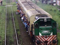 Foto: "Copando el tren" Barra: La Guardia Imperial • Club: Racing Club