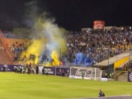 Foto: "Azul y oro" Barra: La Guerrilla • Club: San Luis