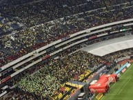 Foto: "En el Estadio Azteca homenajeando a los fallecidos de Chapecoense" Barra: La Monumental • Club: América • País: México