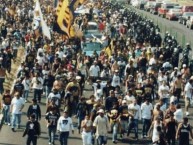Foto: "Caravana de La Rebel - Pumas rumbo al Estadio Azteca" Barra: La Rebel &bull; Club: Pumas