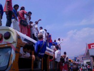 Foto: "Surf en Autobus" Barra: La Ultra Fiel • Club: Club Deportivo Olimpia