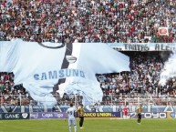 Foto: "Camiseta gigante" Barra: La Vieja Escuela • Club: Bolívar