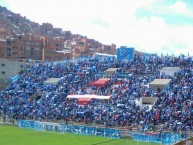 Foto: "Estadio Libertador Simón Bolívar - Tembladerani" Barra: La Vieja Escuela • Club: Bolívar • País: Bolívia