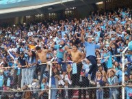 Foto: "Hinchas académicos en el alambrado" Barra: La Vieja Escuela • Club: Bolívar • País: Bolívia