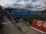 Foto: "Recibimiento L.V.E. en el Estadio Libertador Simón Bolívar - Tembladerani" Barra: La Vieja Escuela • Club: Bolívar • País: Bolívia