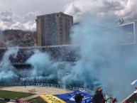 Foto: "Recibimiento con humo" Barra: La Vieja Escuela • Club: Bolívar