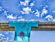 Foto: "La Vieja Escuela colgó una polera gigante del Bolívar en el puente más grande de la ciudad (Puentes Trillizos) en apoyo al club por la Copa Sudamer" Barra: La Vieja Escuela • Club: Bolívar