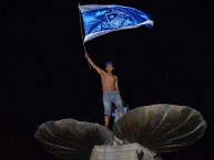 Foto: "Bolívar Campeón Apertura 2017 - La celeste flameando en la Fuente del Prado (La Paz)" Barra: La Vieja Escuela • Club: Bolívar • País: Bolívia