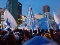 Foto: "La hinchada bolivarista festeja con una caravana el nuevo titulo obtenido por el Club Bolívar, previa al último partido del Torneo Apertura 2017" Barra: La Vieja Escuela • Club: Bolívar • País: Bolívia