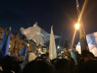 Foto: "Banderazo por el nuevo campeonato celeste" Barra: La Vieja Escuela • Club: Bolívar • País: Bolívia