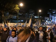 Foto: "Banderazo Caravana Club Bolívar por la Avenida Camacho en La Paz" Barra: La Vieja Escuela • Club: Bolívar • País: Bolívia